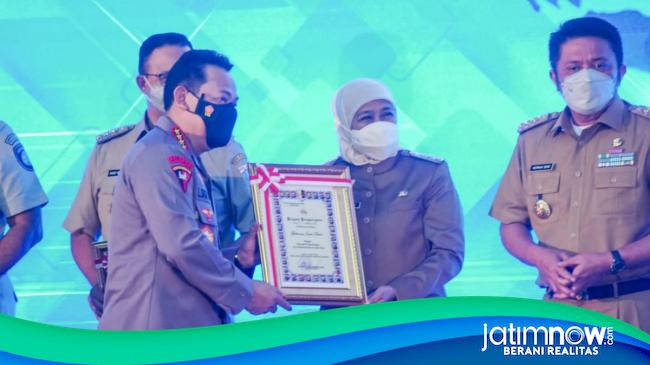 Gubernur Jatim Khofifah Raih Anugerah ETLE Nasional Presisi Dari Kapolri