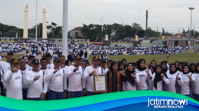 Diikuti 10 399 Peserta Senam Sampang Hebat Bermartabat Pecahkan Rekor Muri