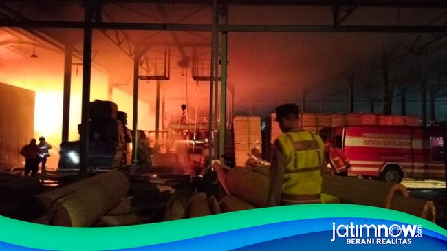 Pabrik Triplek Lamongan Terbakar Kerugian Rp Juta Dan Karyawan