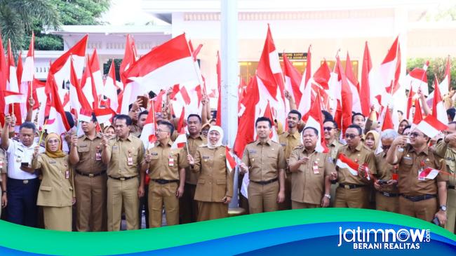 Gubernur Khofifah Ajak Warga Jatim Kibarkan Bendera Merah Putih Mulai Besok