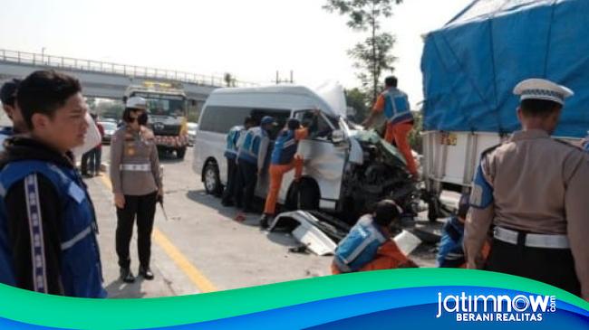 Kecelakaan Hiace Tabrak Truk Gandeng Di Tol Pandaan Malang Korban