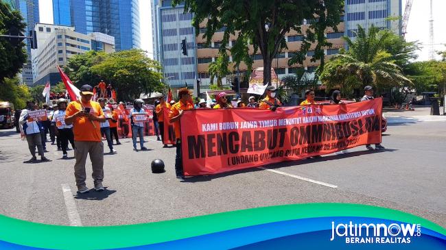 Sidang Putusan UU Cipta Kerja Ratusan Buruh Unjuk Rasa Di Depan