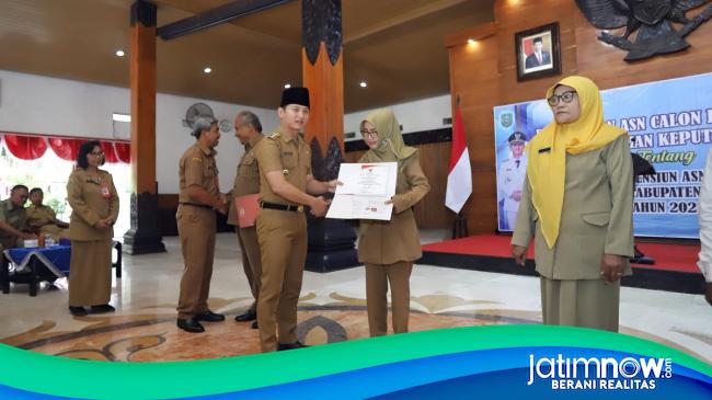 108 PNS Dan 1 PPPK Pemkab Trenggalek Terima SK Purna Tugas Ini Pesan