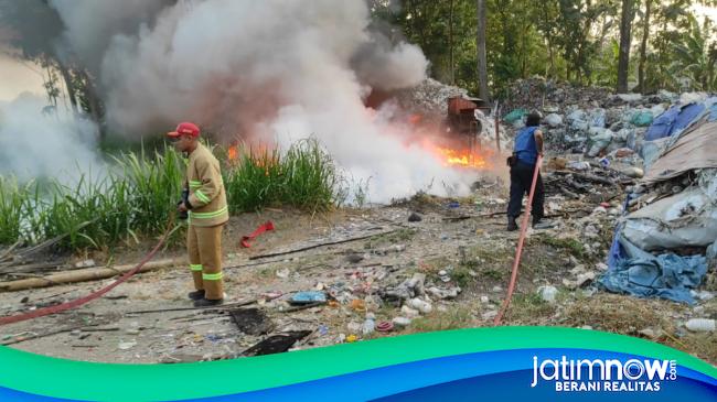 Api Pembakaran Sampah Sambar Gudang Rongsokan Di Kediri