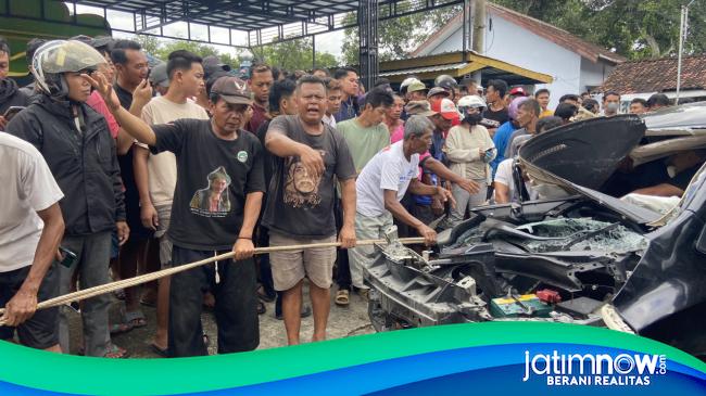 Kecelakaan Adu Banteng Truk Dan Xpander Di Ponorogo Sopir Terjepit