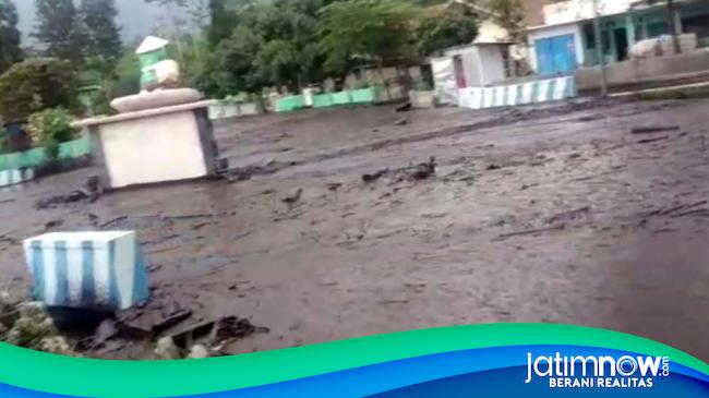 Banjir Lumpur Terjang Perkampungan Di Lereng Gunung Ijen