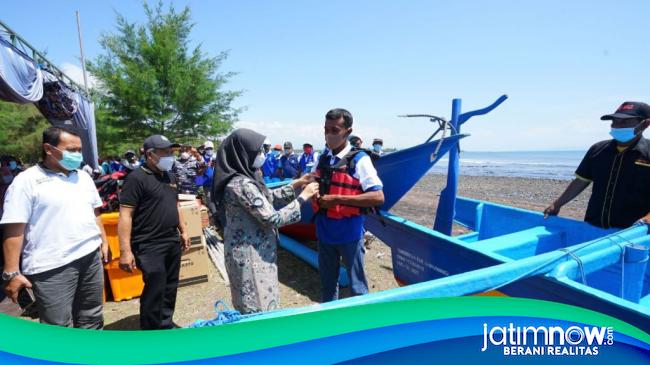 Banyuwangi Serahkan Bantuan Kapal Fiber Untuk Nelayan