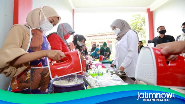 Pulihkan Ekonomi Banyuwangi Bupati Ipuk Serahkan Alat Usaha Gratis Ke