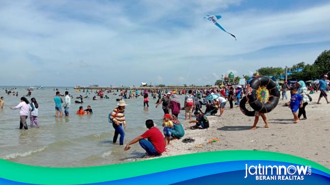 Jelang Libur Tahun Baru Wisatawan Padati Pantai Dalegan Gresik