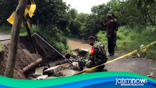 Jalan Penghubung Dua Desa Di Kabupaten Mojokerto Ambles