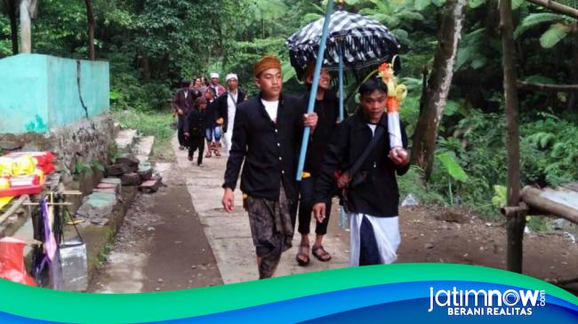 Suku Tengger Bromo Gelar Ritual Mendak Tirta Sambut Kasada