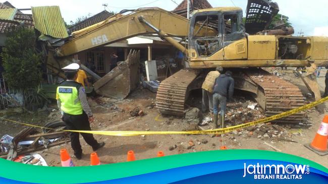 Rem Blong Backhoe Lompat Dari Truk Yang Memuatnya 9 Rumah Rusak