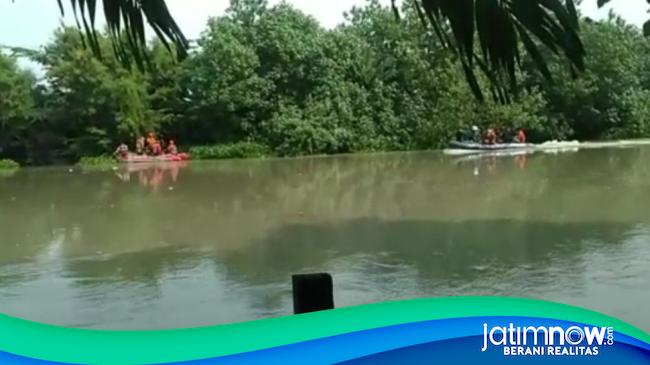 Perahu Tambang Berpenumpang Orang Di Surabaya Terbalik