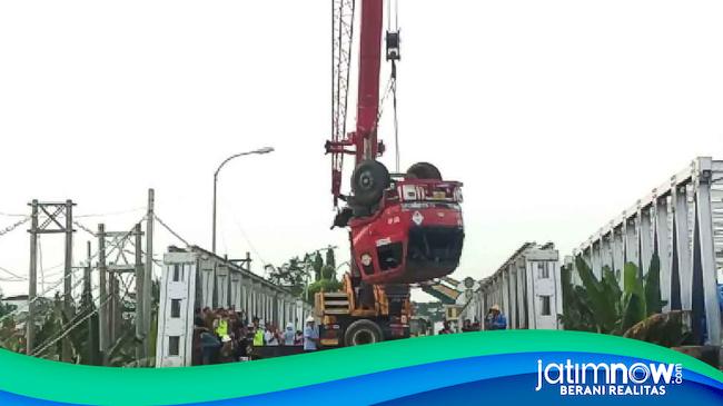 Evakuasi Kendaraan Korban Jembatan Widang Crane Angkat Kepala Truk