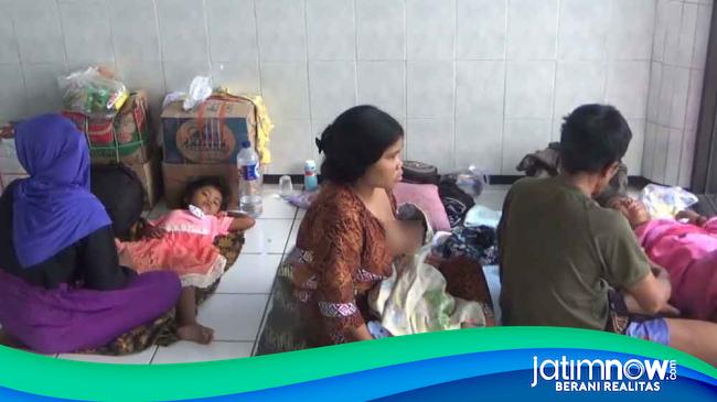 Cuaca Buruk Ratusan Penumpang Terlantar Di Pelabuhan Tanjungwangi