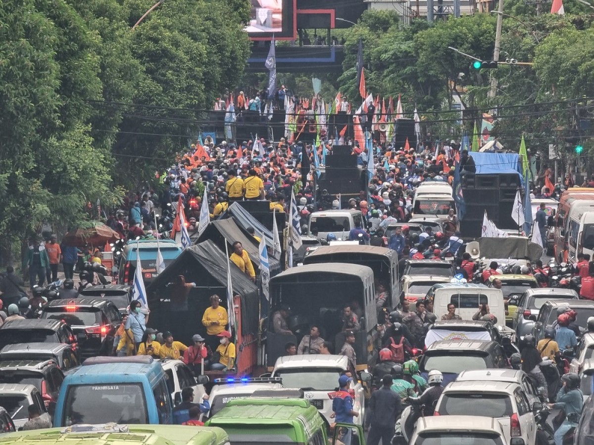 Foto KBS Hingga Jalan Basuki Rahmat Surabaya Lumpuh Total Karena Demo