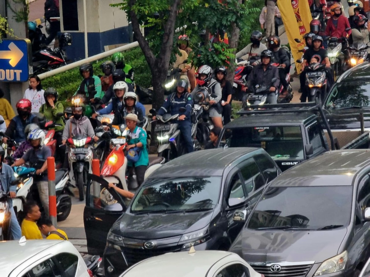 Foto KBS Hingga Jalan Basuki Rahmat Surabaya Lumpuh Total Karena Demo