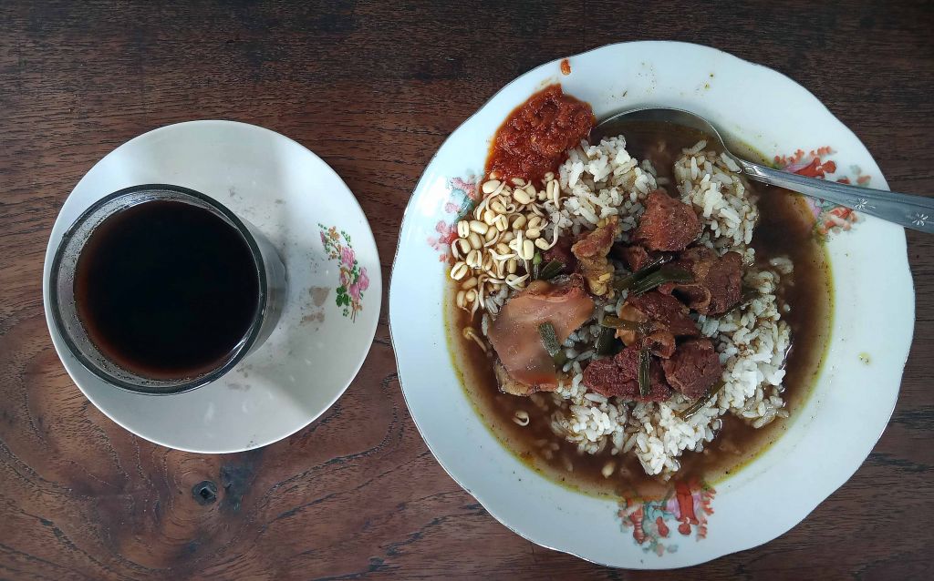 Menikmati Nuansa Kolonial Di Warkop Gardu Suling Gresik