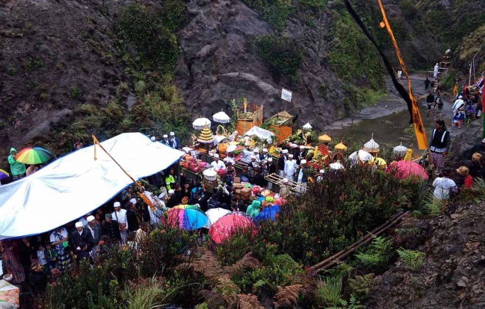 Umat Hindu Tengger Gelar Upacara Melasti Di Lereng Gunung Bromo