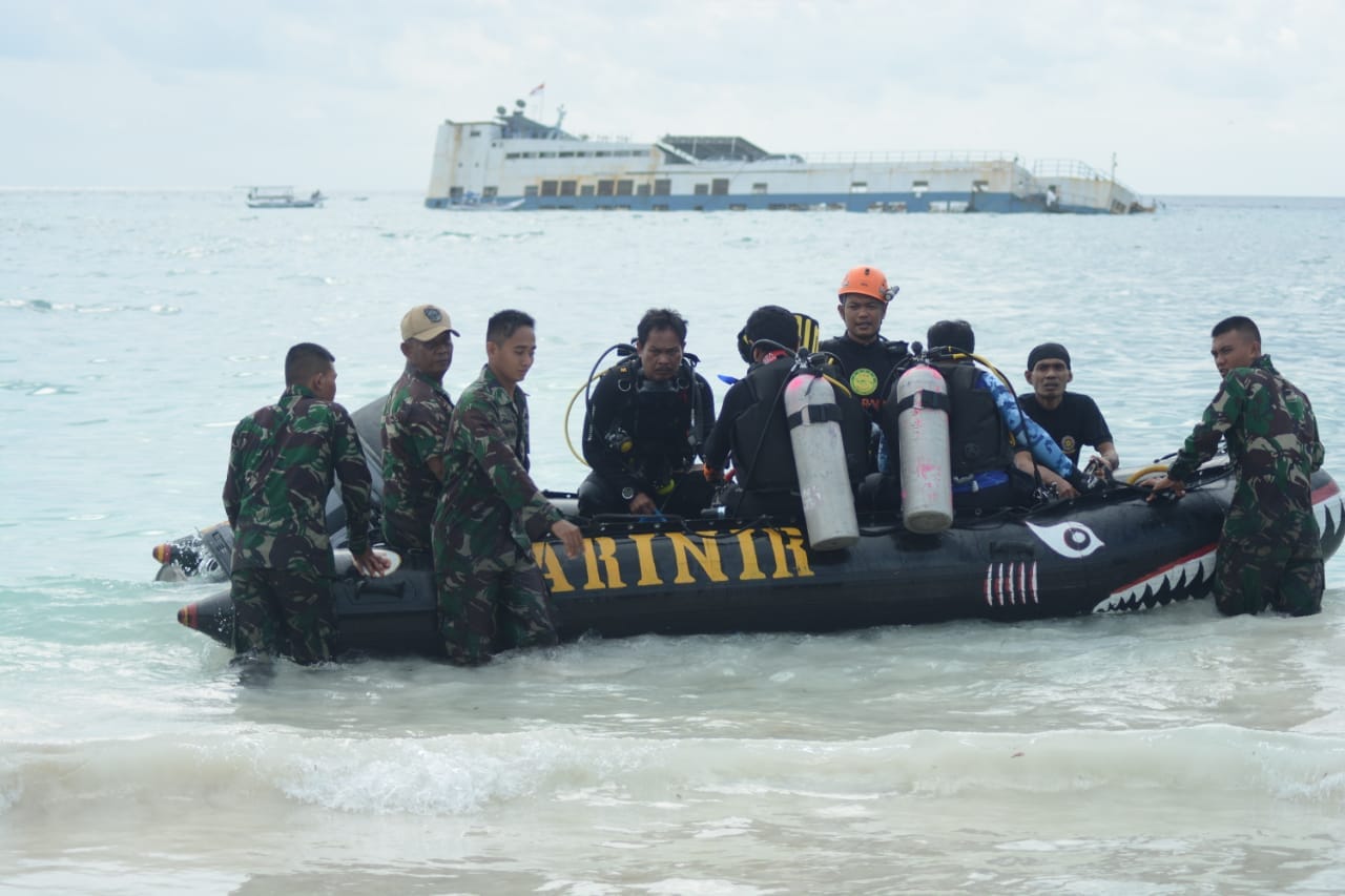 Sisir Korban Kapal Lestari Maju Tenggelam Marinir Lakukan Penyelaman