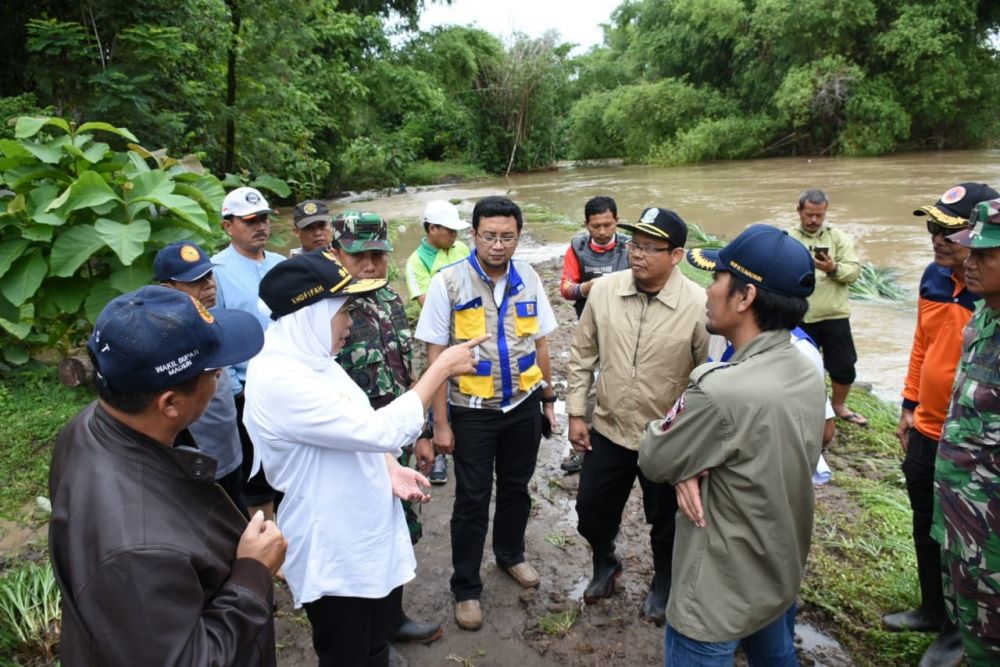 Foto Gubernur Khofifah Di Tengah Banjir Madiun