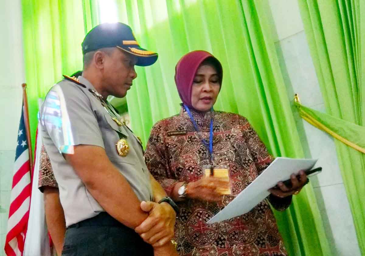 Kapolrestabes mendapat penjelasan dari Kepala Sekolah SMA N 5 Surabaya.