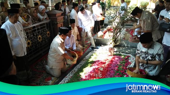 Prabowo Berziarah Ke Makam Tokoh Nu Di Jombang