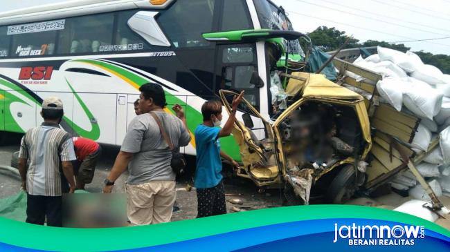 Kecelakaan Bus Tabrak Truk Di Tol Dupak Surabaya, 2 Tewas 6 Terluka