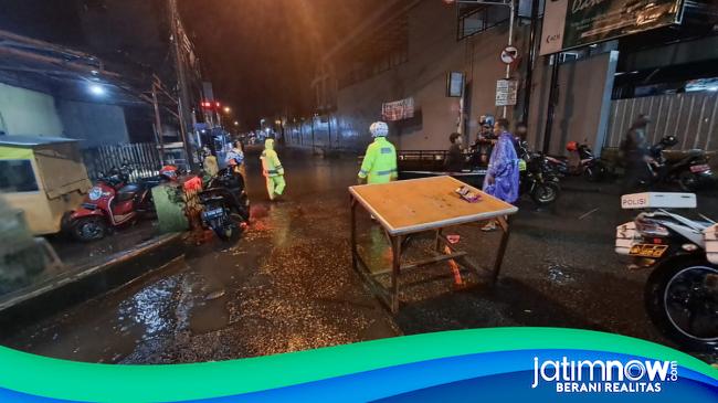 Kebakaran di Pakuwon Mall hingga Banjir Putus Jalur Peterongan-Jombang