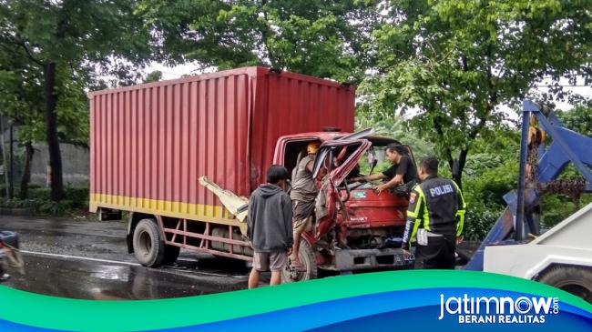 Mobil Box Tabrak Truk Tangki Di Mojokerto, Sopir Terjepit