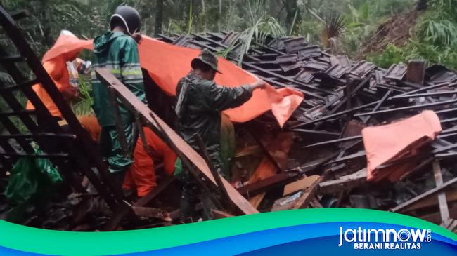 Persiapan Yasinan Rumah Di Tulungagung Ambruk Tertimpa Longsor