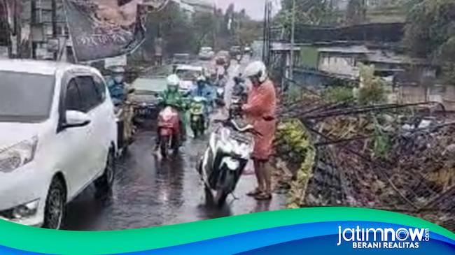 Angin Kencang Terjang Kota Batu Bpbd Sebar Nomor Darurat