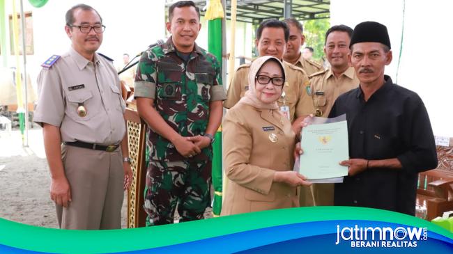 Bupati Mundjidah Serahkan Ribuan Sertifikat Ptsl Ke Warga Kebonagung Ploso