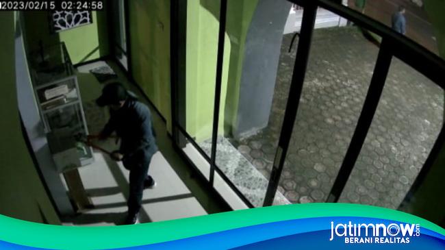 Aksi Pencurian Mic Azan Dan Kotak Amal Musala Di Jombang, Terekam ...