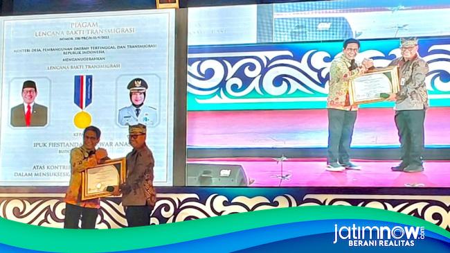 Pemkab Banyuwangi Terima Penghargaan Buah Sukseskan Program Transmigrasi Nasional 7250