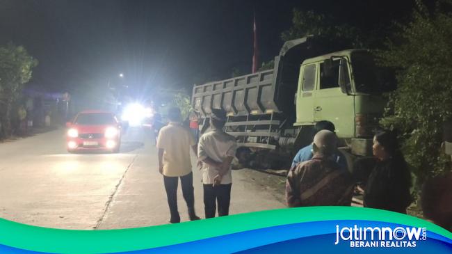 Truk Tabrak Warung Di Wates Kediri, Pemiliknya Sedang Mengaji