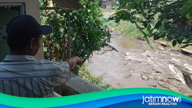 Jenazah Pria Tanpa Identitas Ditemukan Tergeletak Di DAS Brantas Kota