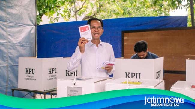 Adi Sutarwijono Tunjukkan Jari Usai Nyoblos Ganjar Mahfud Menang