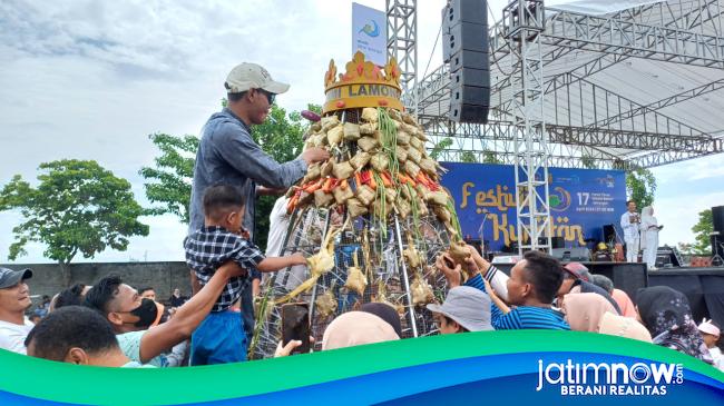 Semarak Festival Kupatan Di Lamongan Ratusan Warga Berebut Gunungan