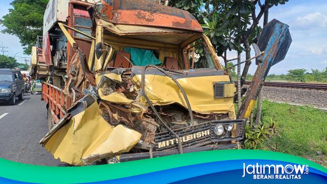 Truk Rusak Parah Usai Tabrak Bokong Tronton Di Lamongan, Nasib Sopir?