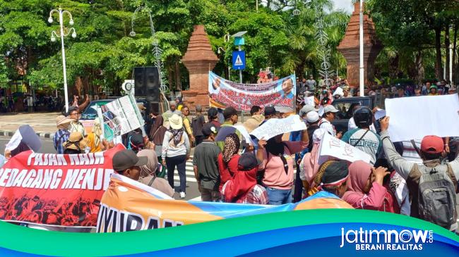 Pedagang Pasar Tradisional Di Trenggalek Unjuk Rasa, Retribusi Naik 400 ...