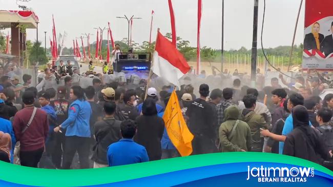 Aksi Demo di DPRD Bojonegoro Berujung Ricuh: Poster Tuntutan Dicopot Kelompok Tak Dikenal, Massa Protes Keras