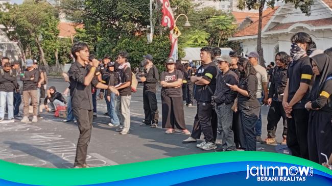 BEM SI Jatim Demo di Grahadi Surabaya, Soroti Penanganan Bencana