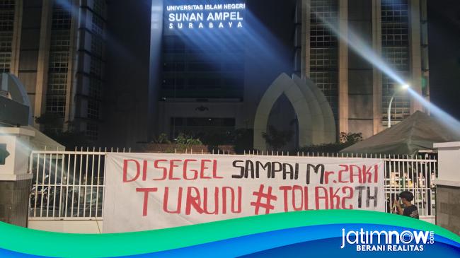 Demo UINSA, Mahasiswa Gelar Salat Hajat dan Segel Seluruh Akses ke Kampus