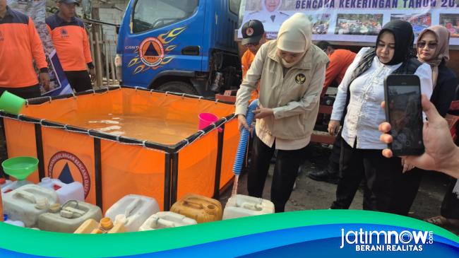 Warga Dungus Ponorogo Senang Dapat Guyuran Air Bersih dari Gubernur Khofifah