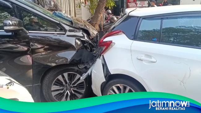 Alphard Tabrak Motor-Mobil dan Dugaan Kekerasaan Seksual di Probolinggo