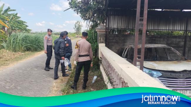 Emosi, Pria di Tulungagung Bakar Mobil Diduga Selingkuhan Istrinya