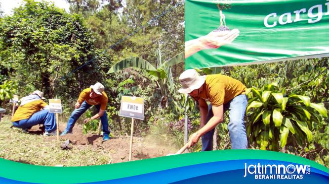 Cargill dan Wartawan Lintas Daerah Tanam Pohon di Kawasan Prigen