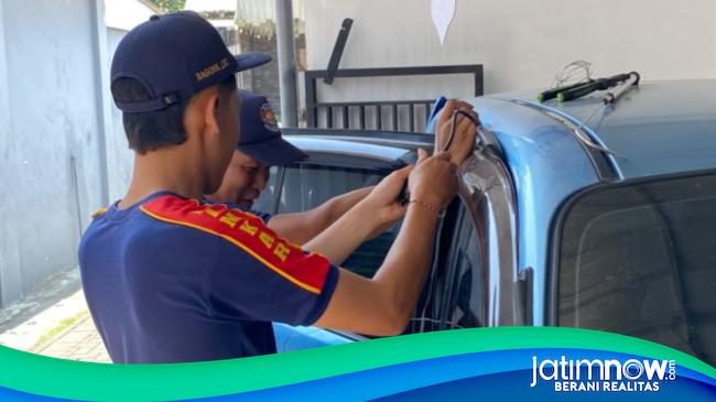 Bocah 2,5 Tahun Terkunci di Mobil, Damkar Pos Pare Kediri Turun Tangan