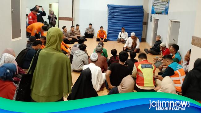 Doa Iringi Pencarian Korban KM Virgo Transport 8 di Posko Tanjung Perak